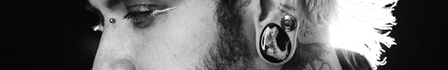 Bridge Piercing von Mann getragen
