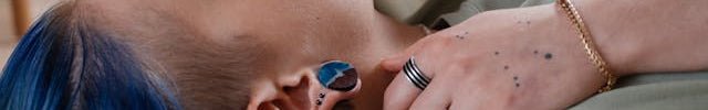 Cartilage Piercing getragen von einem Paar