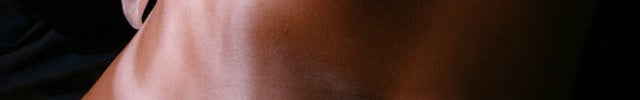 Bauchnabelpiercing Gold getragen

