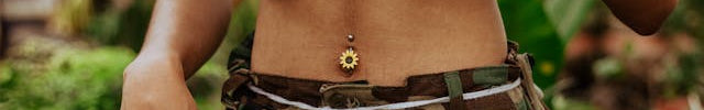 Bauchnabelpiercing Gold getragen Frau in Tarn

