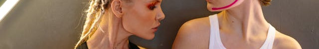 Frauen mit Helix Piercing