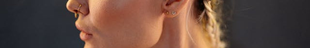 Frau mit Helix Piercing