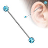 Das ist ein Industrial Piercing Barbell im Ohr