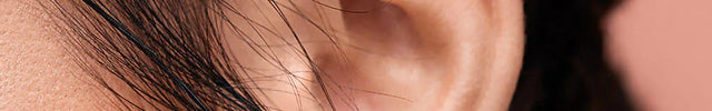Das ist ein Industrial Piercing im Ohr