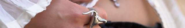 Frau mit Bauchnabelpiercing