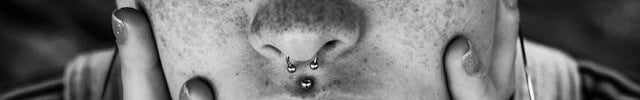 Frau mit Piercing in Nase und Lippe
