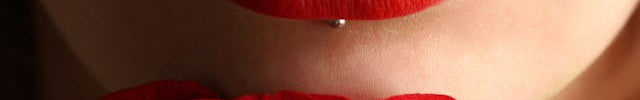 Roten Lippen mit Lippenpiercing Stecker