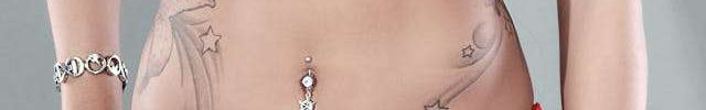 Bauch mit Bauchnabelpiercing