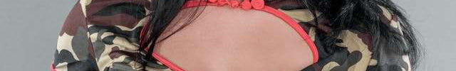 Frau mit Bauchnabelpiercing Anhänger