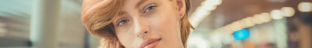 Tragus Piercing im Ohr bei Frau